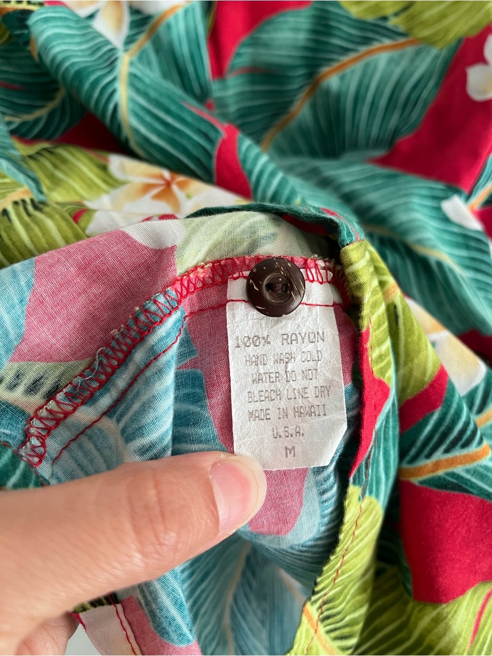 Hilo Hattie The Original Hawaiian Shirt Red Green Sleeveless Collared Top Medium - Picture 4 of 5